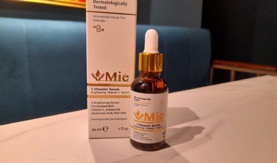 Serum Mie Per Fytyren Me Vitamine C, Vitamine B3, Acid Hyloronic, Aloe Vera, Serum Mie Per Lekure dhe Fytyren Serum Mie Perdorimi, Serum Mie per Njollat, Serum Mie per Rrathet e syve, Serum Mie Kunder Rrudhave Nga Produkte Natyrale